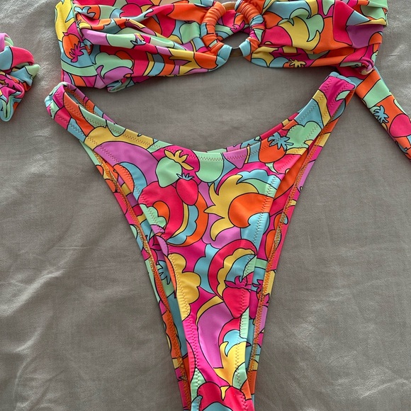 Kulani bikini Set with Scrunchie - Picture 3 of 6